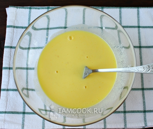 Размешать кефир с яйцом