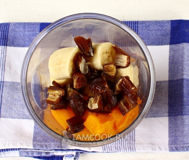 Положить в блендер финики, тыкву и банан