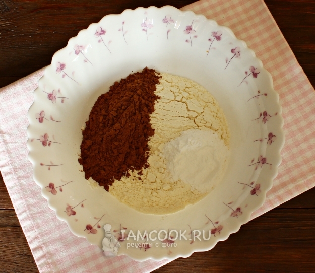 Соединить муку, какао и разрыхлитель