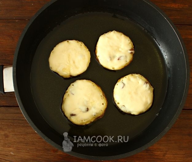 Положить тесто на сковороду