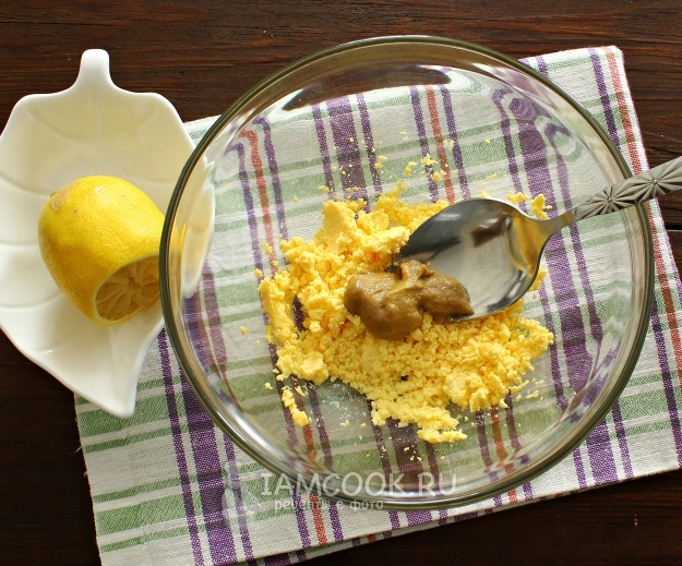 Положить горчицу