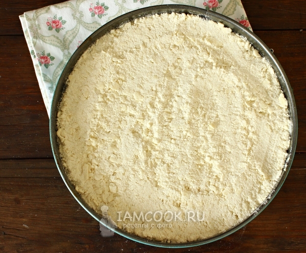Присыпать мучной крошкой