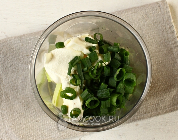 Добавить лук и сметану