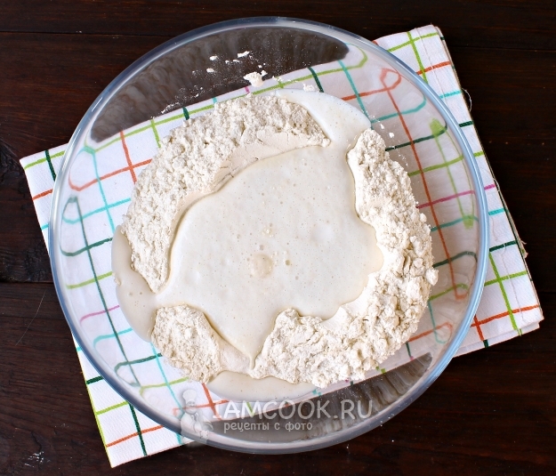 Влить дрожжевую смесь в муку