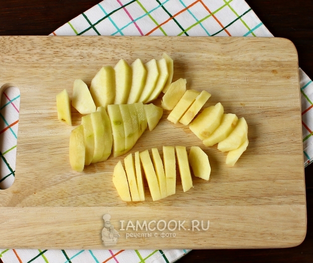 Порезать грушу и яблоко