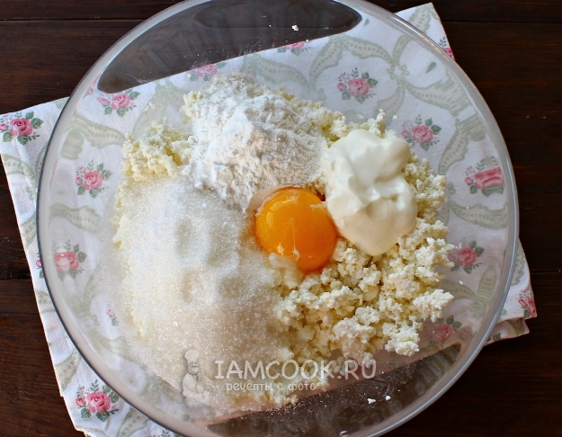 Положить сахар, крахмал, желток и сметану