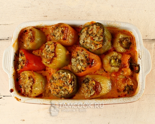 Фото перца, фаршированного мясом и рисом, в духовке