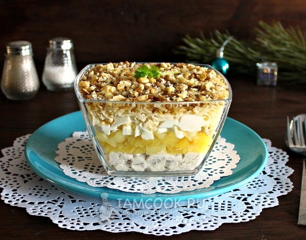 Рецепт слоеного салата с ананасом, курицей, сыром и яйцами