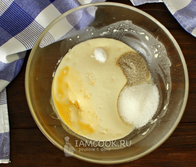 Добавить сахар, соль и яйцо