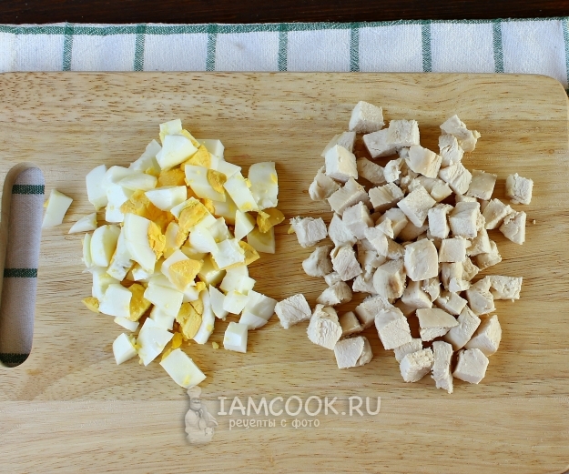 Порезать яйца и мясо