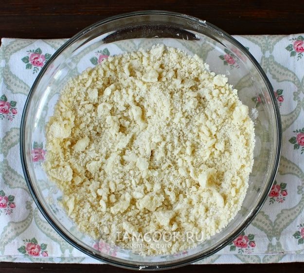 Перетереть муку с маслом в крошку
