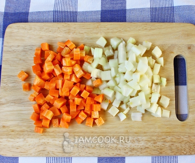 Порезать лук и морковь