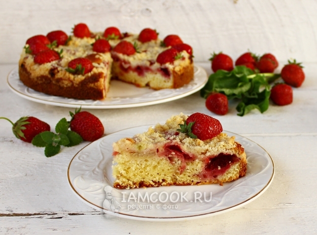 Фото пирога с ревенем и клубникой