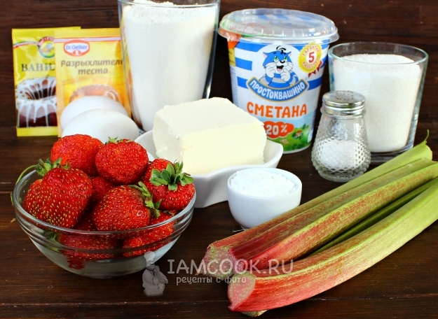 Ингредиенты для пирога с ревенем и клубникой