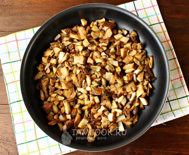 Положить грибы на сковороду