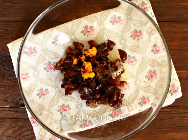 Соединить финики и цедру