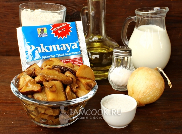 Ингредиенты для жареных пирожков с грибами на сковороде