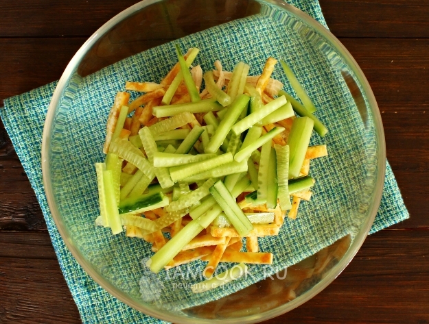 Положить огурцы