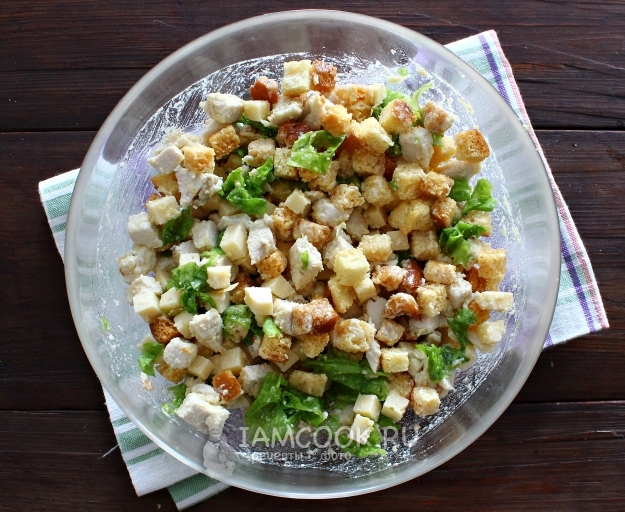 Положить заправку в салат