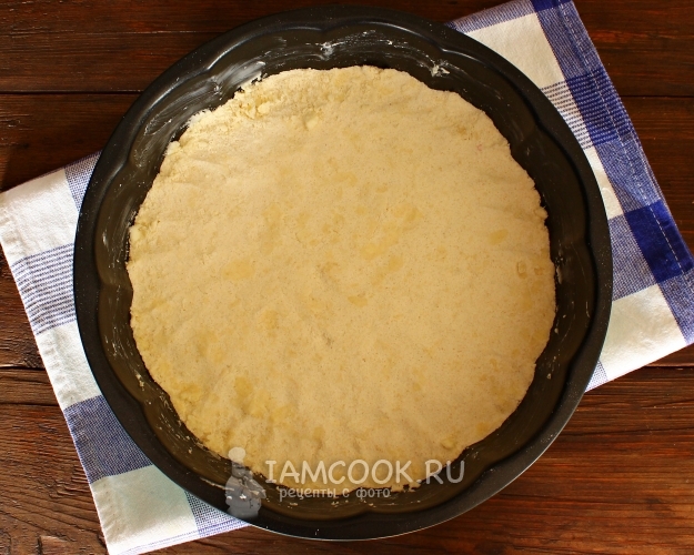 Выложить мучную крошку в форму