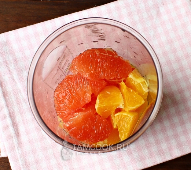 Положить фрукты в блендер