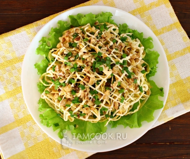 Фото салата «Римский» с говядиной и яичными блинчиками