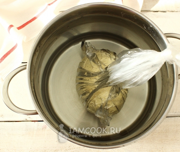 Положить тесто в пакете в воду