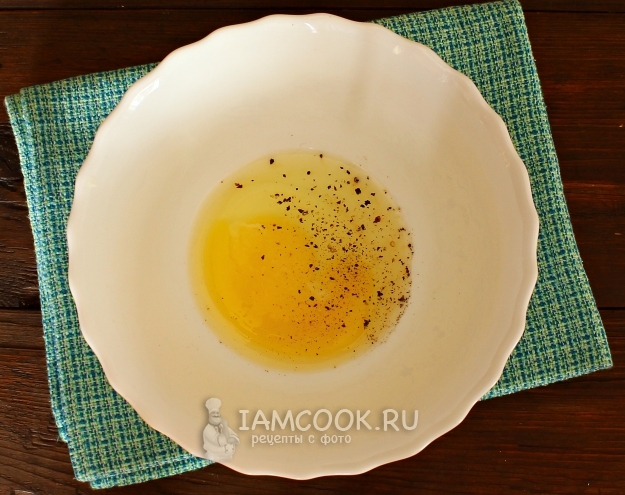 Всыпать в яйцо соль и перец