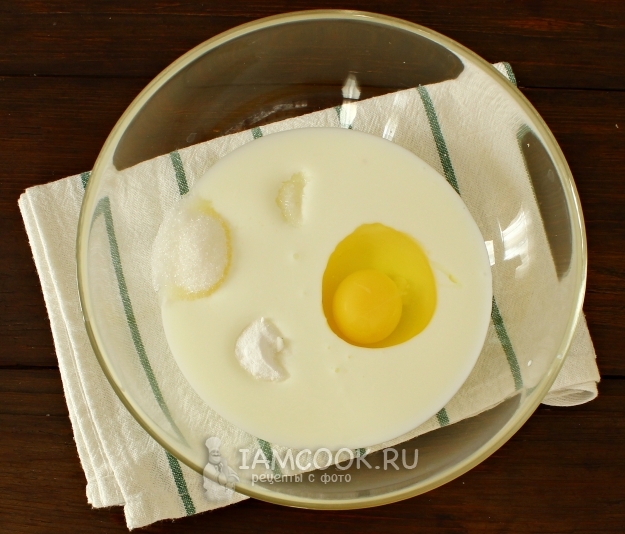 Соединить кефир, соду, яйцо и сахар