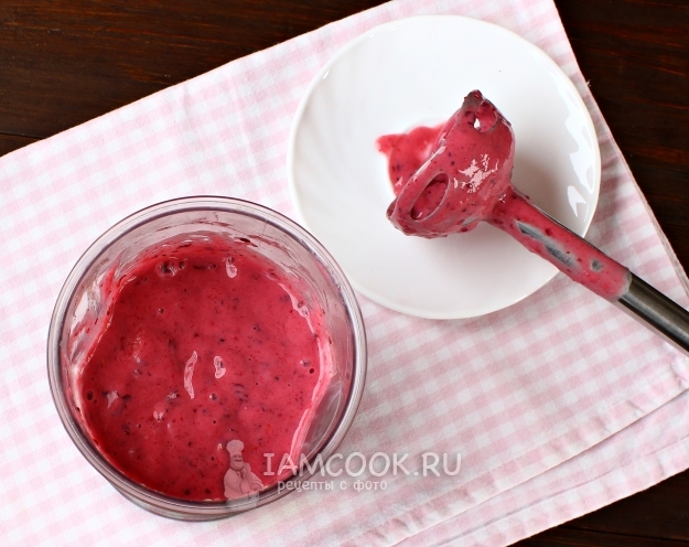 Рецепт малинового смузи с бананом и черной смородиной