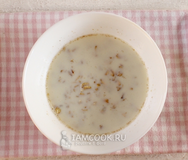 Влить в овсянку молоко