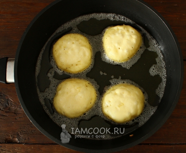 Положить тесто на сковороду