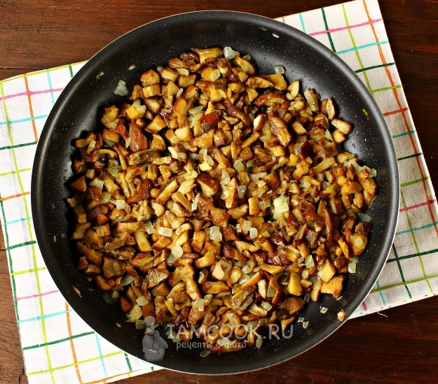 Обжарить грибы с луком