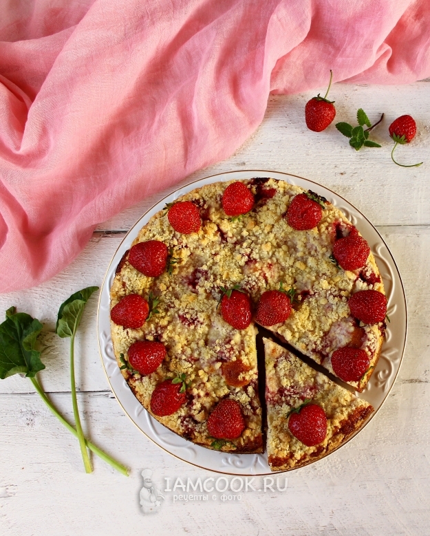 Рецепт пирога с ревенем и клубникой