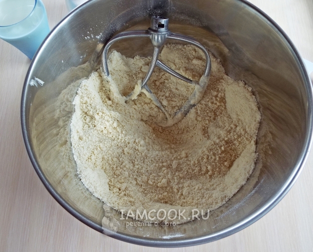 Смешать муку, сахар и соль