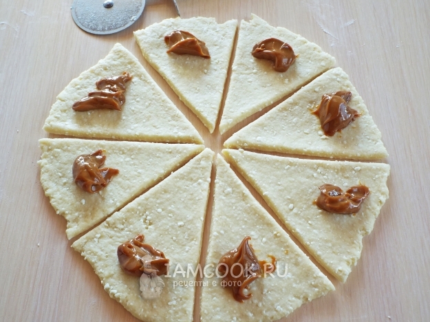 Положить на тесто сгущенку