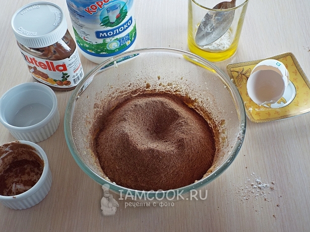 Просеять муку и какао