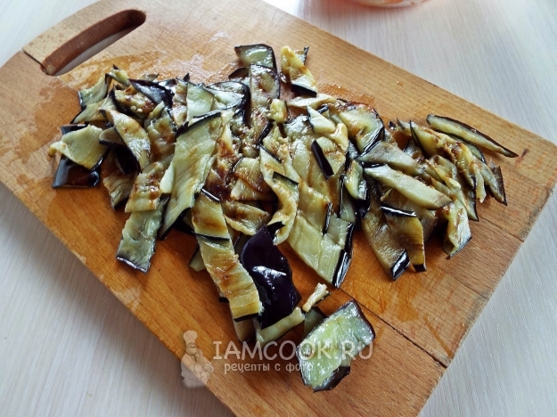 Нарезать жареные баклажаны