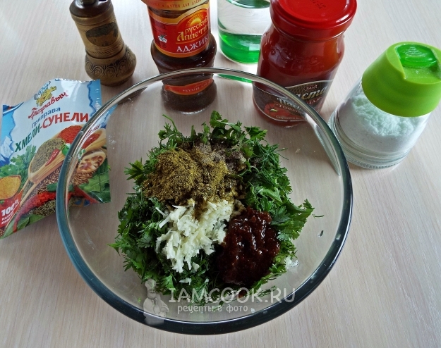 Добавить специи и чеснок