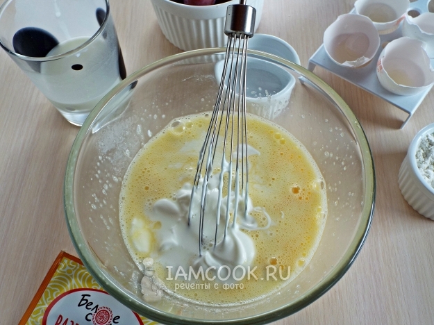 Добавить молоко и сметану