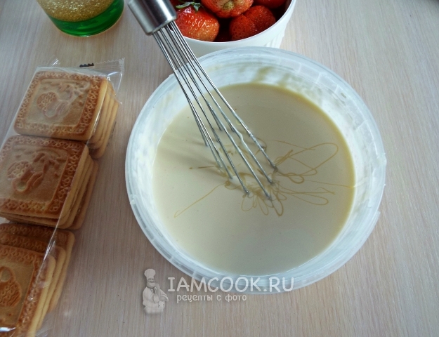 Смешать сметану со сгущенкой