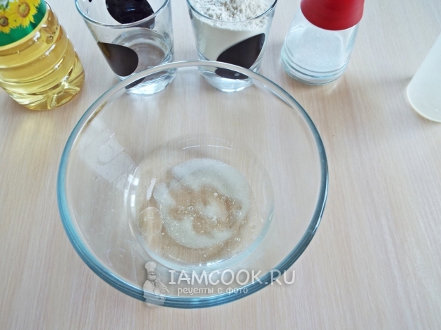 Соединить воду, соль и масло