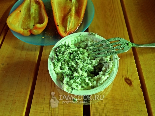 Смешать зелень с сыром