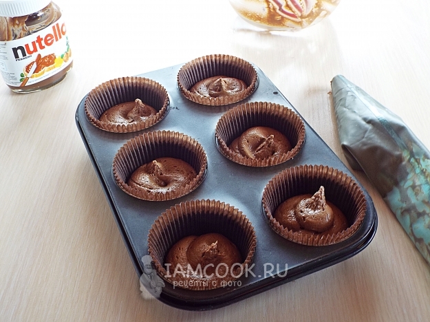 Выложить тесто в форму