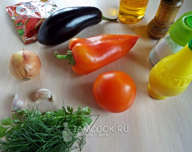 Ингредиенты для баклажанового салата с овощами и острой заправкой