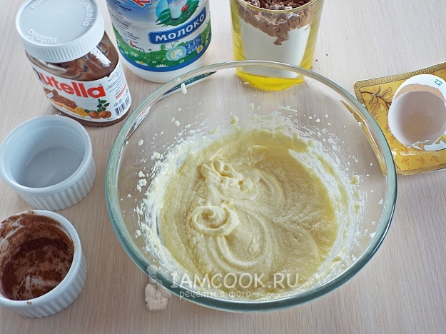 Взбить масло с сахаром и яйцом