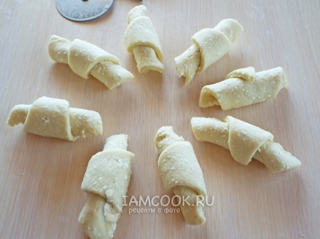 Слепить рогалики со сгущенкой