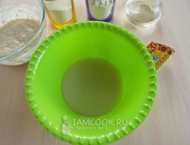 Положить дрожжи в воду