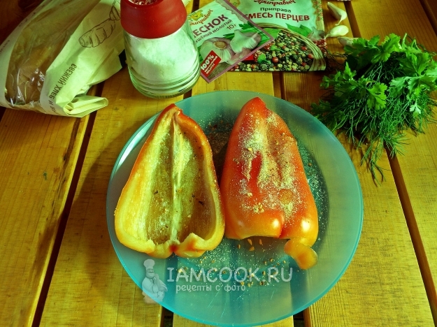 Посыпать перцы солью