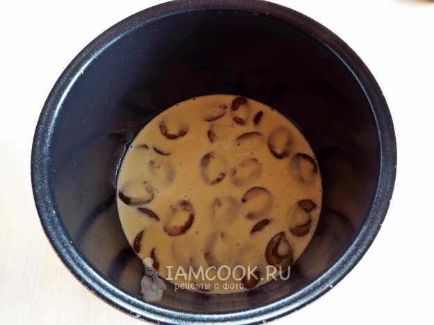 Положить сливы в тесто